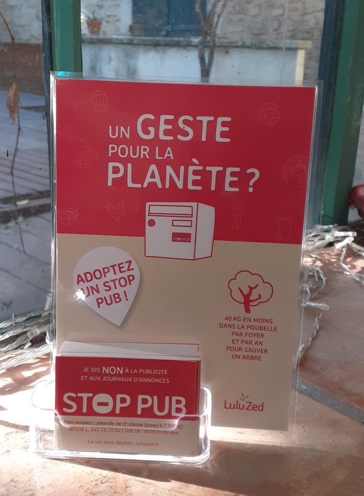 Le présentoir pour les autocollants stop pub de Lulu Zed